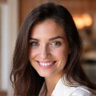 Portrait professionnel souriant d'Amélie, la fondatrice et onglériste principale, avec un fond doux et des tons neutres.