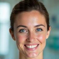 Portrait professionnel souriant de Sophie, spécialiste de la pédicure médicalisée et des soins naturels, avec un fond lumineux.